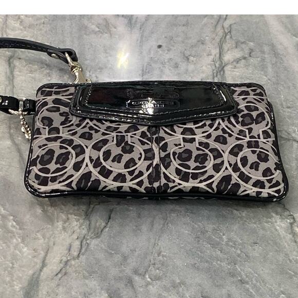 Coach signature canvas wristlet with patent leather - Picture 2 of 13